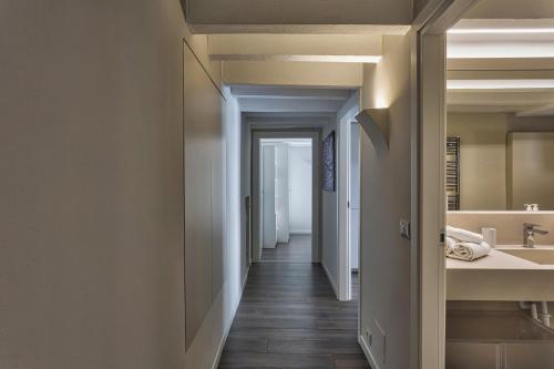 przedpokój łazienki z umywalką i lustrem w obiekcie Boutique Apartment in Via Roma by Wonderful Italy w Genui