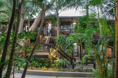 un complejo con palmeras delante en Umlilo Lodge, en St Lucia