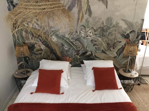 1 dormitorio con 1 cama con 2 almohadas rojas en Entre Parenthèses - Lille & Villeneuve d'Ascq, en Gruson