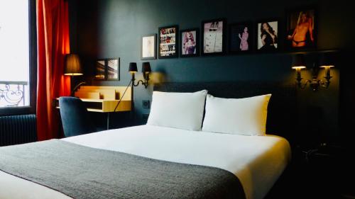 Una cama o camas en una habitación de Hôtel Noir
