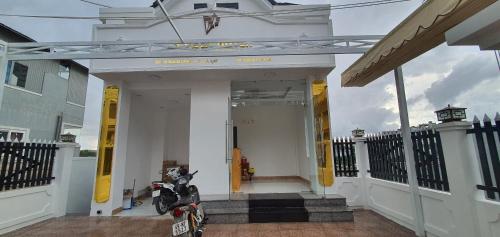 a motorcycle parked in front of a house at S Villa Hotel in Da Thanh