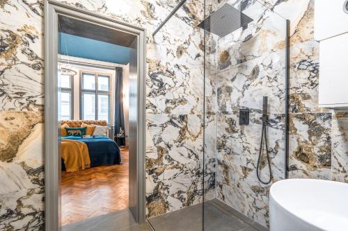 un bagno con doccia e una camera da letto di Charles Bridge Suite by Riverside a Praga