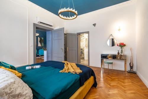 een slaapkamer met een groot bed en een bureau bij Charles Bridge Suite by Riverside in Praag