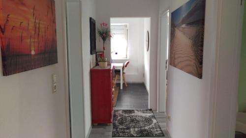 um corredor que leva a um quarto com uma mesa em Ferienwohnung Fusi em Amberg