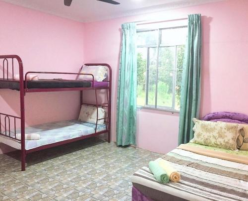 سرير بطابقين أو أسرّة بطابقين في غرفة في Keenomulok Holiday Home