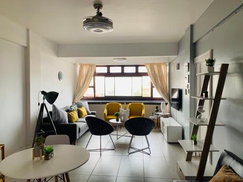 salon z kanapą, stołem i krzesłami w obiekcie Kings View w mieście Margate