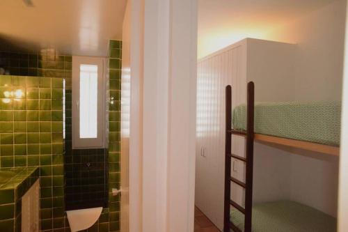 La salle de bains est pourvue d'une douche et de lits superposés. dans l'établissement Es Forn - Cadaqués, à Cadaqués