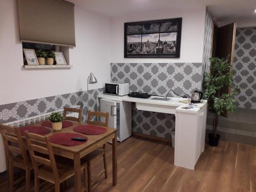 kuchnia i jadalnia ze stołem i blatem w obiekcie Apartament Villa Magnolia w Oświęcimiu
