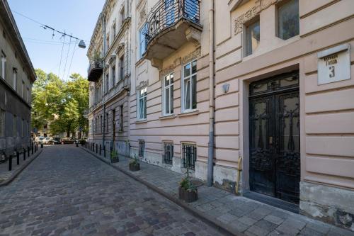 una strada di ciottoli accanto a un edificio di 2 bedroom apartment Tykha street city center with parking place a Lviv