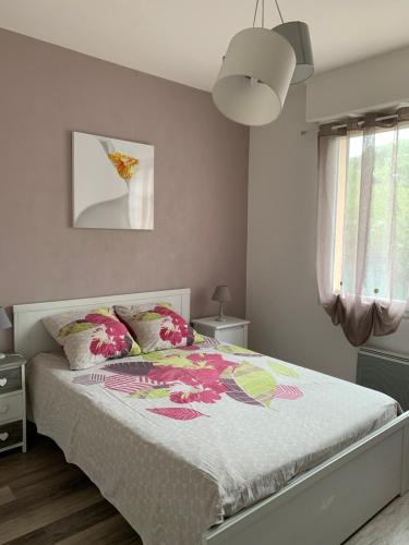 um quarto com uma cama com uma colcha branca em Lilas em Pessac