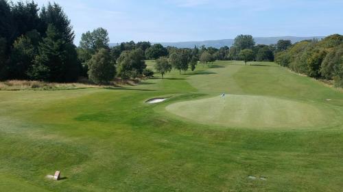 uma vista superior de um campo de golfe com um green em Crowwood Hotel and Alba Restaurant em Chryston