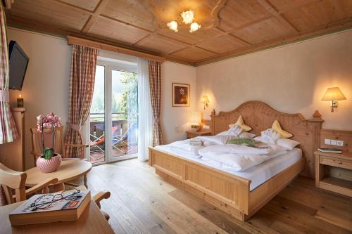 Postel nebo postele na pokoji v ubytování Dolomites Wellness Hotel Savoy
