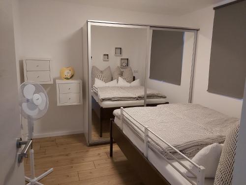 Giường trong phòng chung tại Ecki's Ferienhaus "KOMM an de BÄK" mit 5 Sternen bewertet bei Google und Traumferienwohnungen