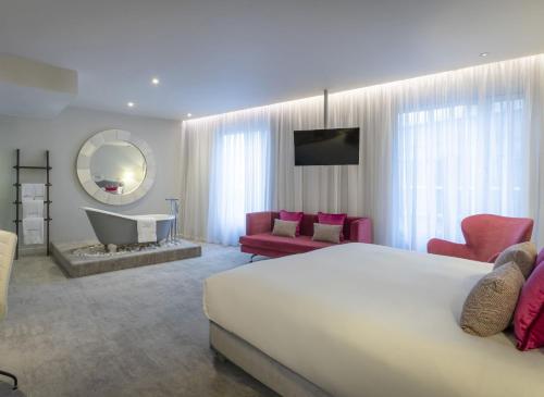 een slaapkamer met een groot wit bed en een badkamer bij The Morgan Hotel in Dublin