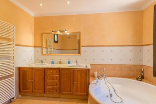 a bathroom with two sinks and a tub and a mirror at Felanitx - 3029-85 Mallorca in Felanitx