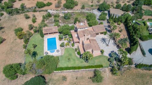 an aerial view of a mansion with a swimming pool at Felanitx - 3029-85 Mallorca in Felanitx