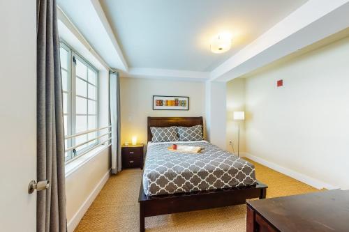 een slaapkamer met een bed en een raam bij The Carlyle 3G in Miami Beach