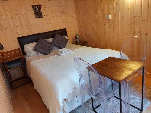 ein Schlafzimmer mit einem Bett und einer Holzwand in der Unterkunft Pretty Studio with a Private Terrace in London