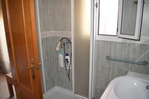 a shower in a bathroom with a sink at Casa Serra - PATERNA - APARTAMENTO ALQUILA 3 HABITACIONES CON GARAJE in Paterna