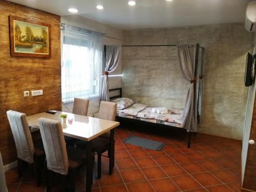 沙巴茲 Š的住宿－Vila Violeta，一间房间,配有桌子和一张床