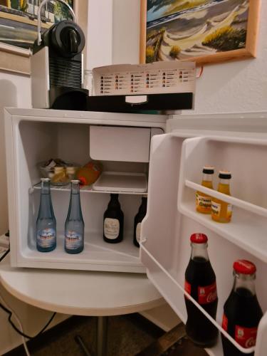 a refrigerator filled with lots of bottles of soda at Hübinger Treff 2 in Hübingen