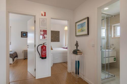 um quarto com uma casa de banho com uma boca de incêndio em LovelyStay - Sintra Mountain View em Sintra
