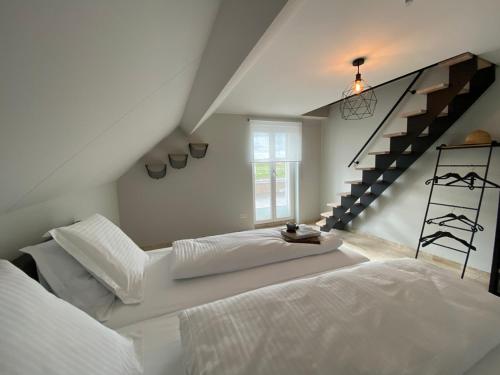 מיטה או מיטות בחדר ב-Den 118, aan de Maas