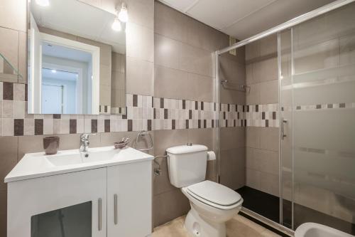 łazienka z toaletą, umywalką i prysznicem w obiekcie Apartamento cerca del Alcázar con garaje privado w Sewilli