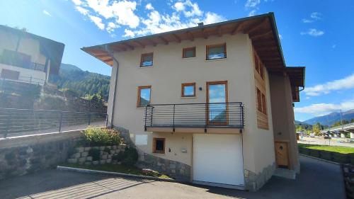 a house with a balcony on the side of it at Casa Mirandola Montana in Commezzadura