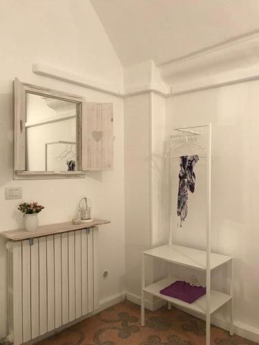 a white room with a shelf and a mirror at MaGiA in Lecce