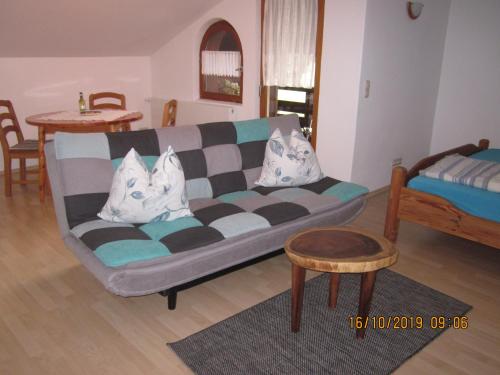een woonkamer met een bank en een tafel bij Raffaela Maderspacher in Oberammergau