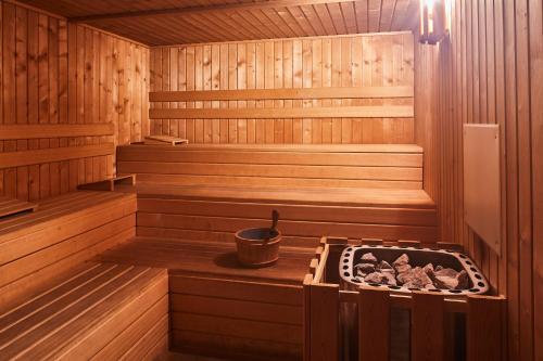 uma sauna com um fogão no meio em Silken Ciudad Gijón em Gijón