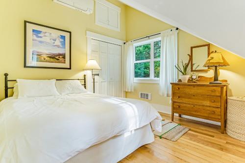 A bed or beds in a room at Whispering Pines Retreat
