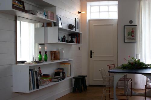 a room with white shelves and a table and a door at MAISON MATEJEWSKI chambre d'hôtes avec jardin in Blaye