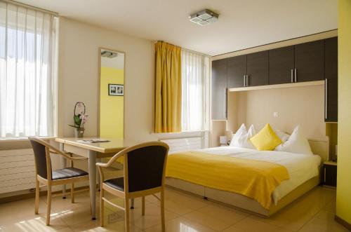 En eller flere senger på et rom på Hotel du Faucon