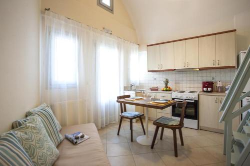 Imagem da galeria de Santorini Med Homes - Sunday Apartment em Mesaria