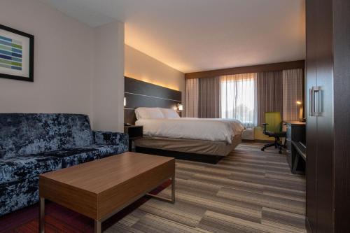 Katil atau katil-katil dalam bilik di Holiday Inn Express Hotel & Suites Kansas City - Grandview, an IHG Hotel