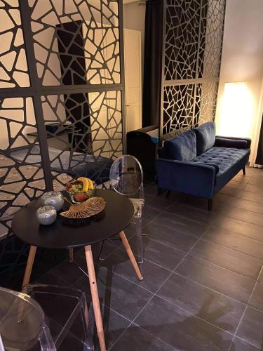 a living room with a table and a couch at Design-Apartment mit Klimaanlage & Top-Anbindung an der U1 in Vienna