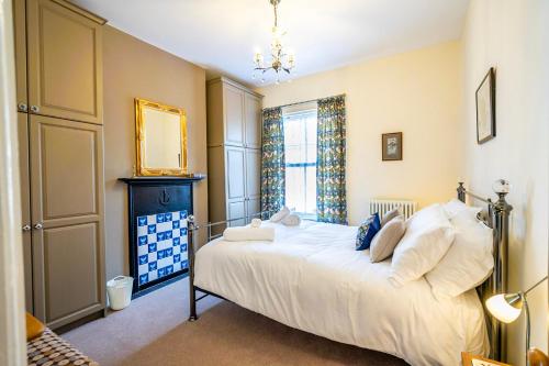 a bedroom with a large white bed in a room at Victoria Cottage in York