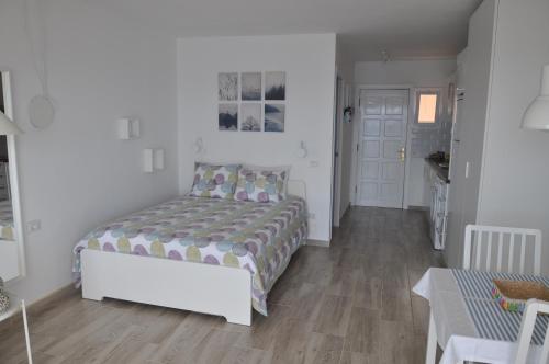 Ένα ή περισσότερα κρεβάτια σε δωμάτιο στο Bright Studio by the sea