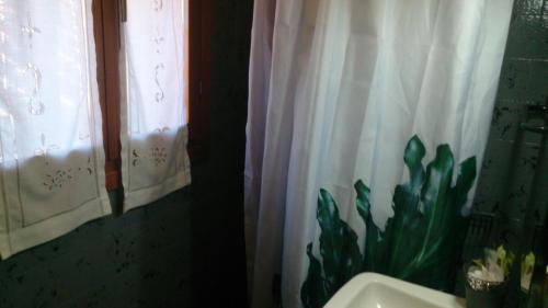 a bathroom with a shower curtain and a sink at 49 Le Contesse Ide in Meolo