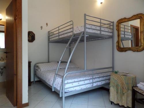 a bedroom with two bunk beds and a mirror at Agriturismo Le Vergare in Offagna