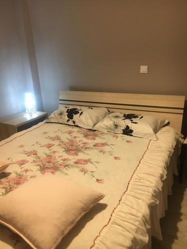- un lit avec un couvre-lit floral et des oreillers dans l'établissement Home Sweet Home - 1 bedroom apartment, à Athènes