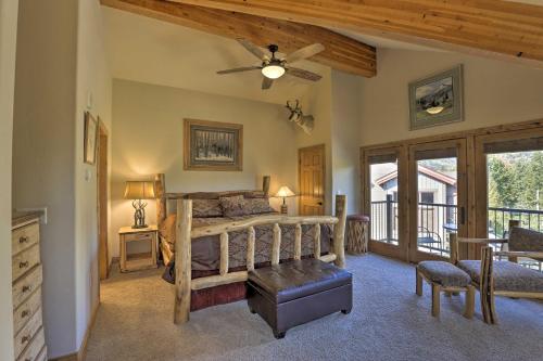 フリスコにあるLarge Deck and Stunning Views Mtn Condo in Frisco!のベッドと天井扇風機のある寝室
