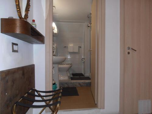 Ванная комната в La Residenza Napoli Chiaia short let Apartment Superior Via Chiaia 82