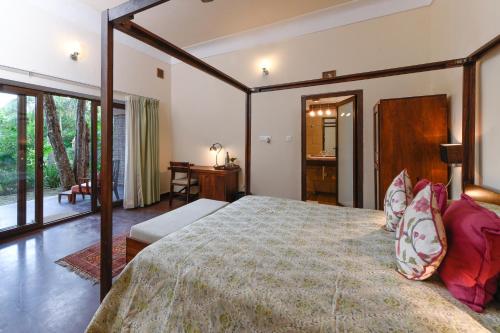 1 dormitorio con 1 cama grande en una habitación en Fateh's Retreat, Homestay, en Sawāi Mādhopur