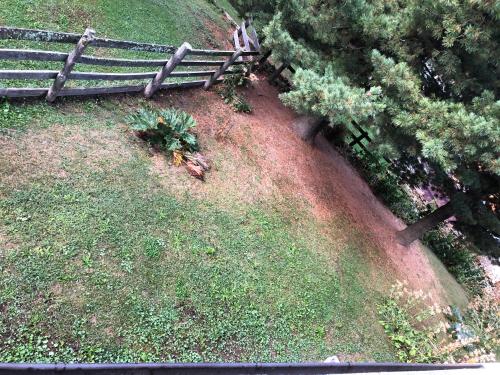 une vue aérienne sur une clôture en bois sur une colline herbeuse dans l'établissement Il Pino Cembro, à Cogne