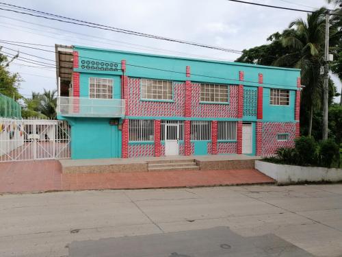 un edificio de color azul y rojo en Posada los Caracoles, en San Andrés