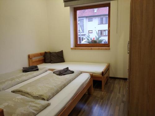 Cama o camas de una habitación en Ubytování v soukromí Opolany u Poděbrad