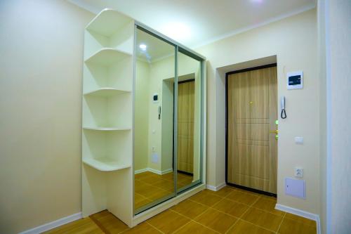 pasillo con espejo y vestidor en Уютная квартира в ЖК Bir Group Актобе, en Aktobe